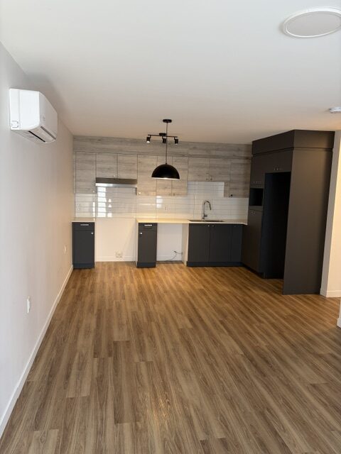 3600-006 TRÈS BEAU 3 1/2 STYLE CONDO DISPONIBLE (Vacant) SITUÉ PRÈS DE L'UNIVERSITÉ ET AUTOROUTE 410 – Image 9